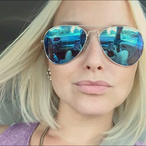 Meet your Posher, Becca - Picture 1 of 1